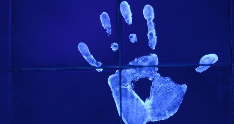 UV handprint_12634