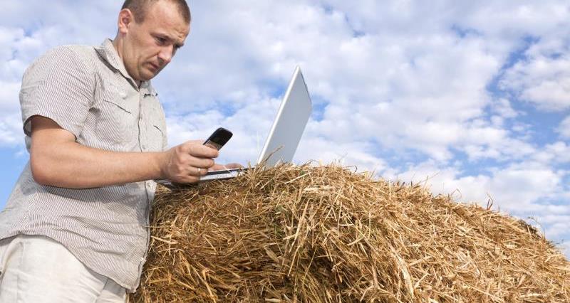 Farmer on laptop_7664