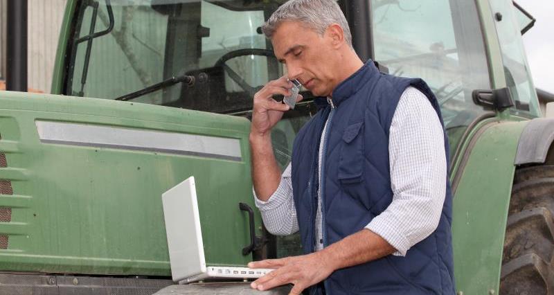 Farmer with laptop_28360