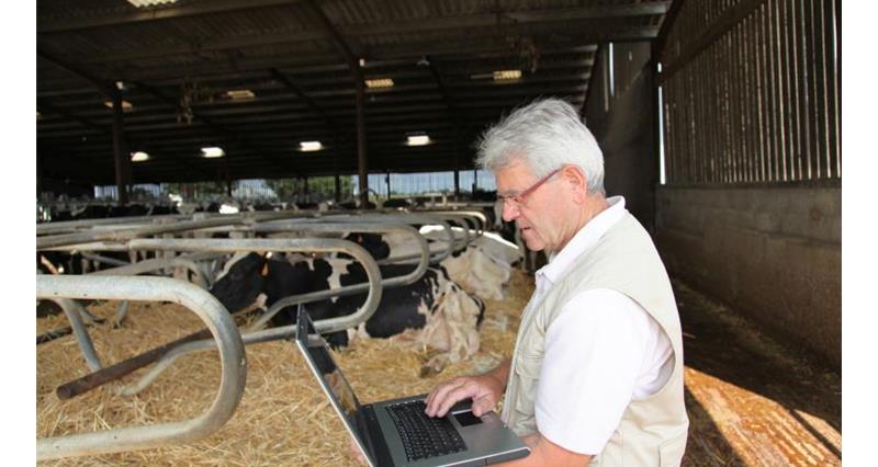 Farmer with laptop_28361