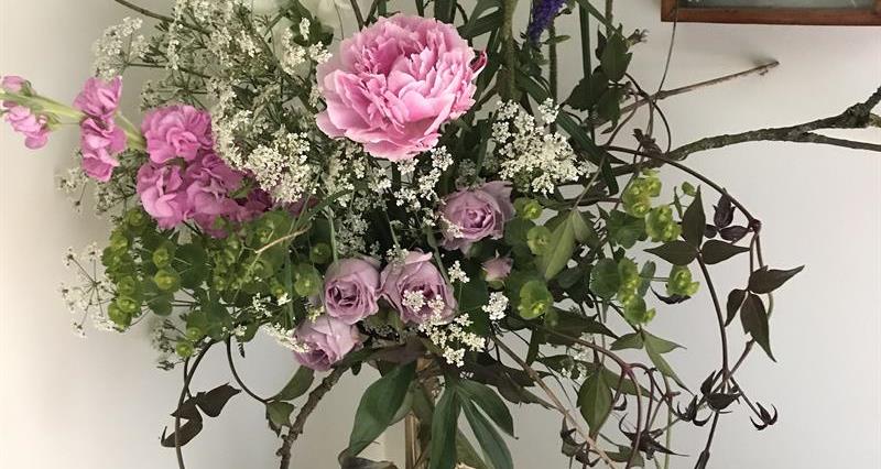 Flower arrangement in the style of Constance Spry_67749