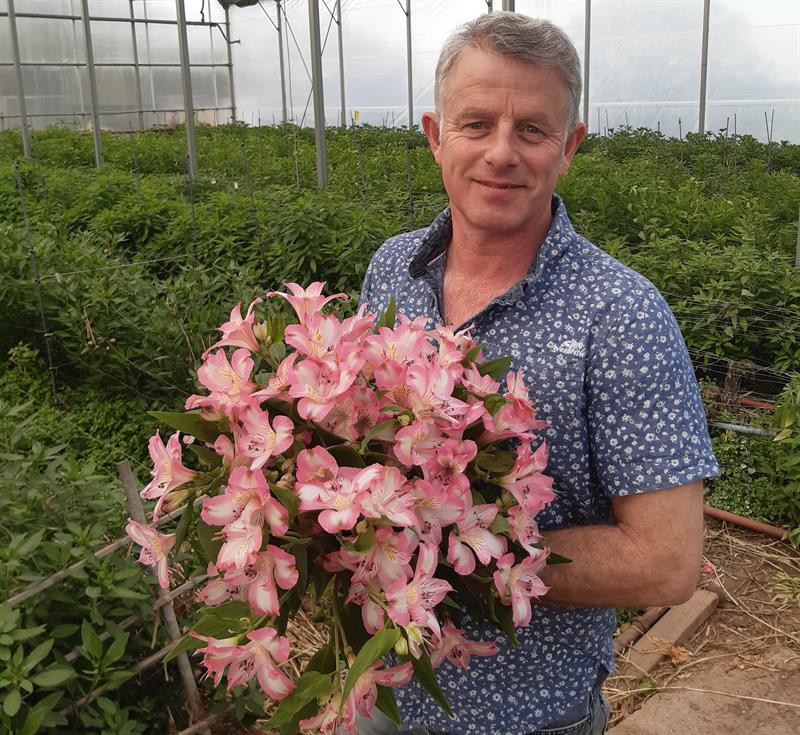 Nigel Wilkes of Kentrev Nursery donates flowers to NHS during corona virus _73082