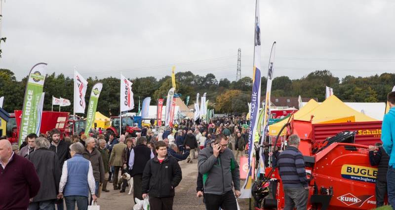 Crowds at dairy show_37481