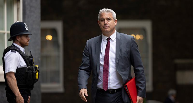 Steve Barclay outside Number 10 holding a red folder