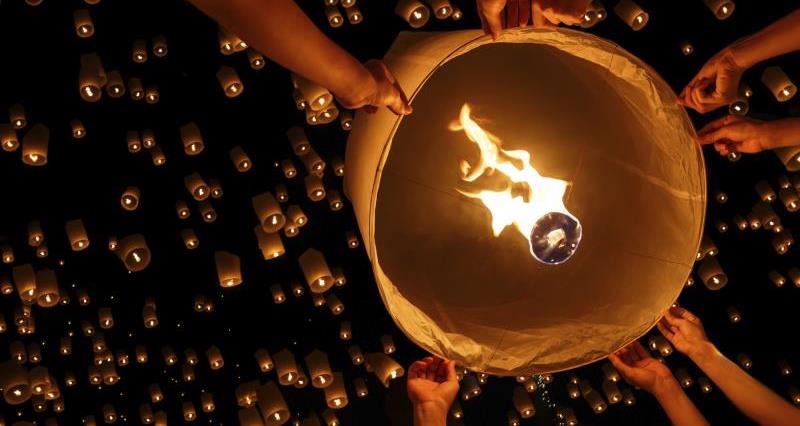 flying lanterns and hands, chinese lanterns, new year_26194