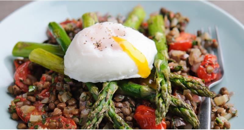 Warm British asparagus and lentil salad with poached eggs_43662