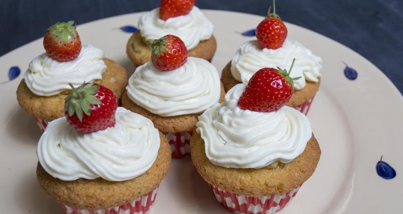 Helena Bakes - strawberry cupcakes_37561