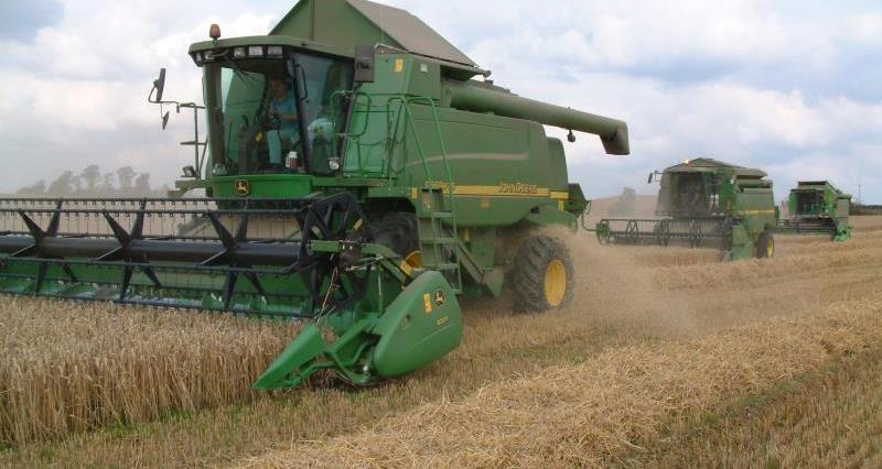 Wheat harvest combine_42270