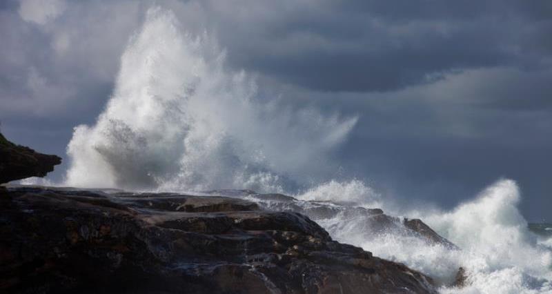 Storm waves crashing on land_19434