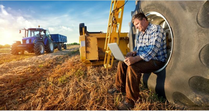 farmer using laptop, resized for Cymru website_50128