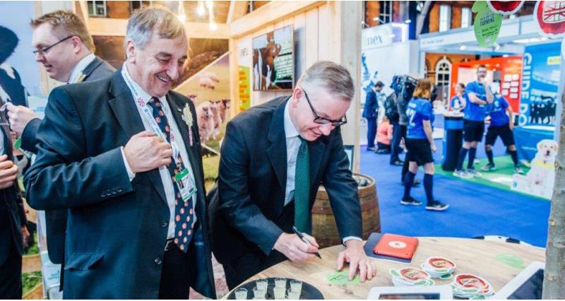 meurig raymond and michael gove at conservative party conference event 2017_48321
